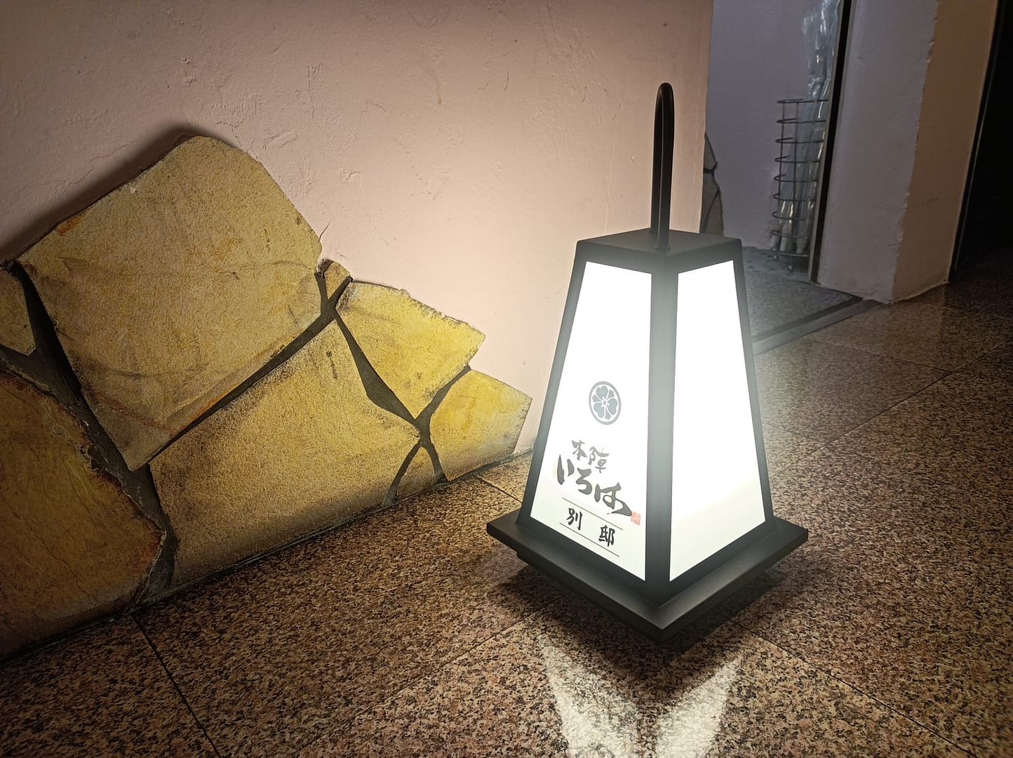 灯篭の立つお店